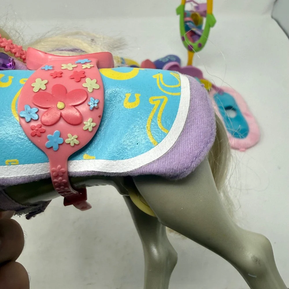 VTG Funrise Sassy Stable Horse and Accessories Lot Tan Purple Blue Yellow